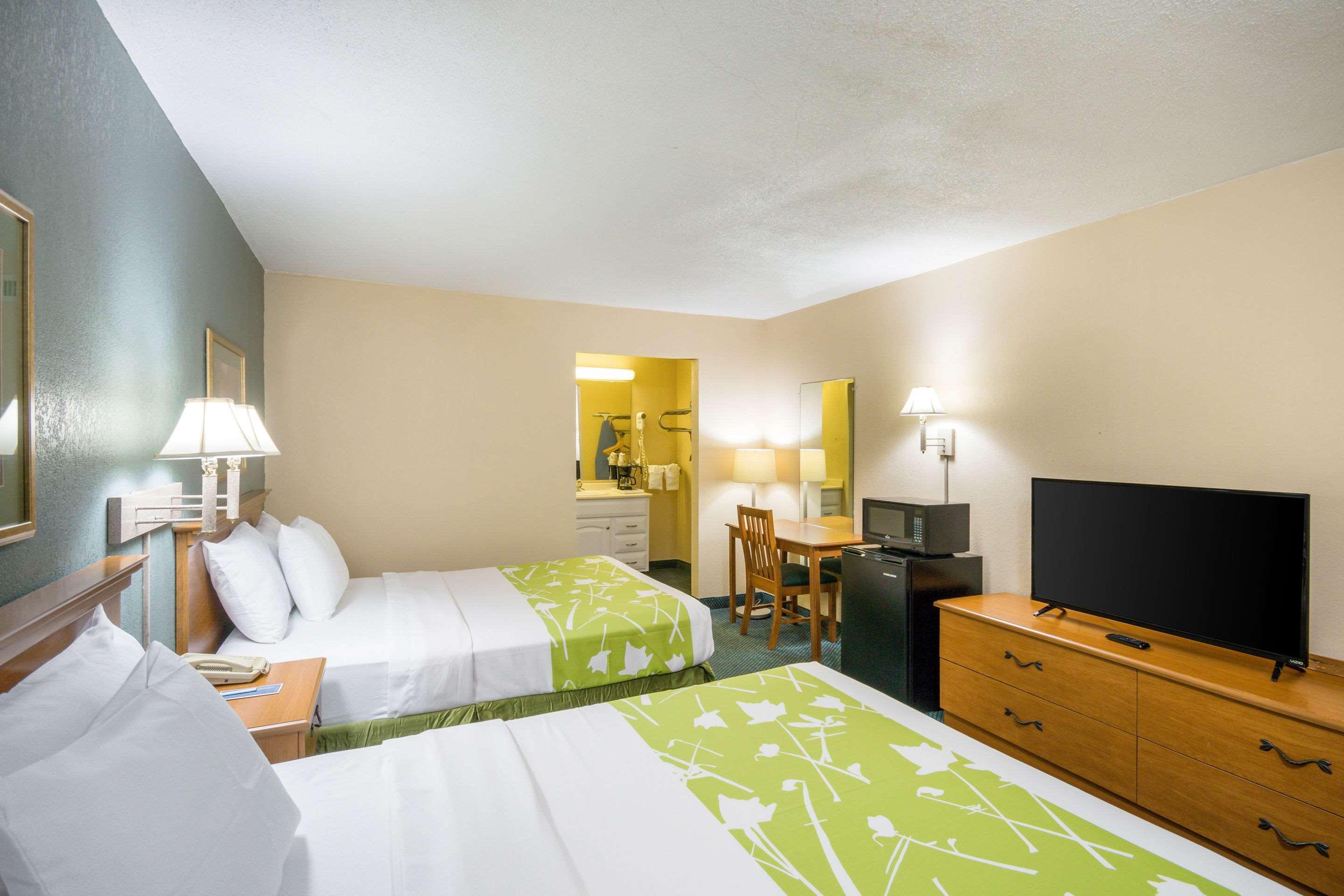 Rodeway Inn And Suites Portsmouth Buitenkant foto