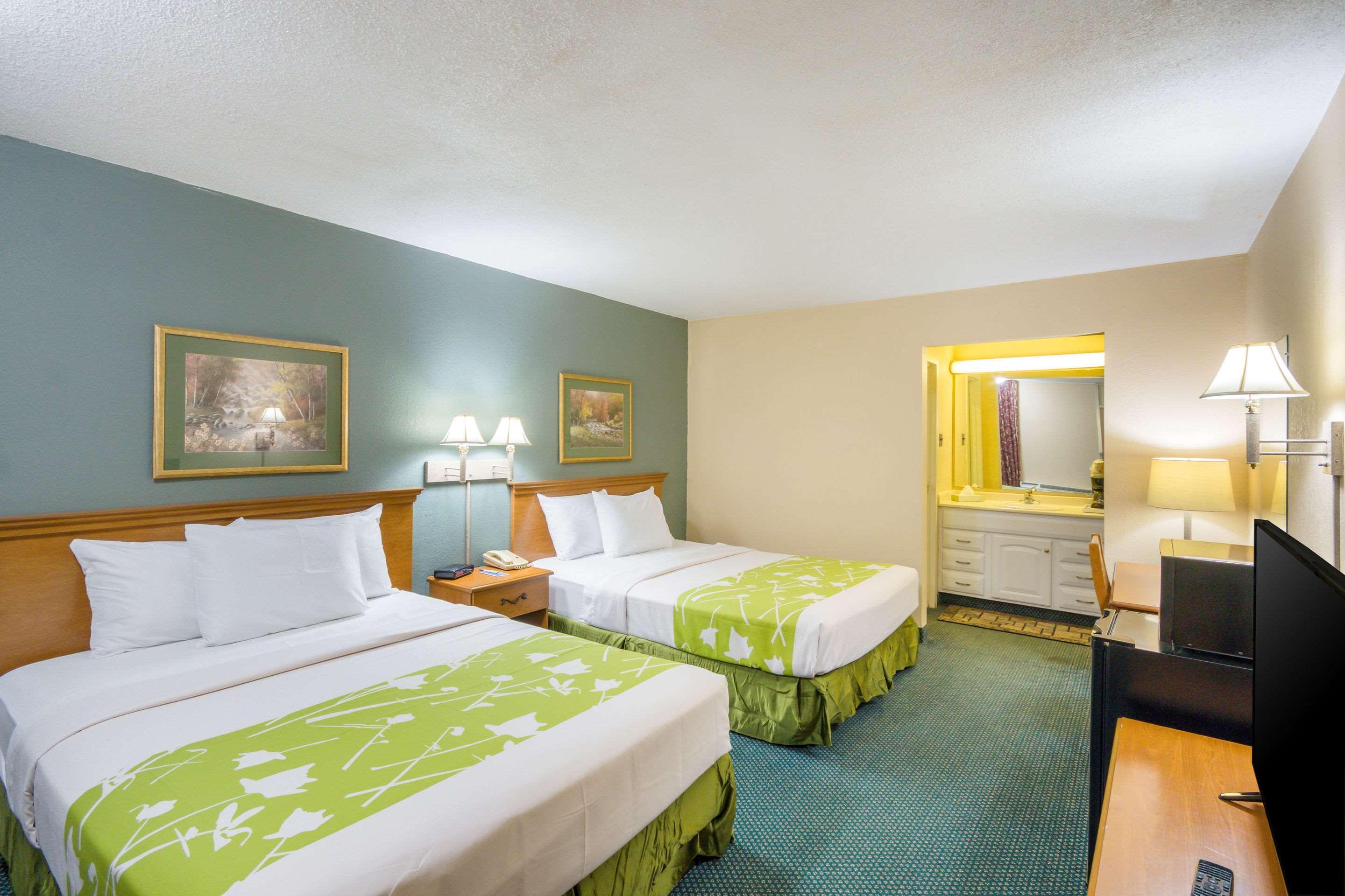 Rodeway Inn And Suites Portsmouth Buitenkant foto